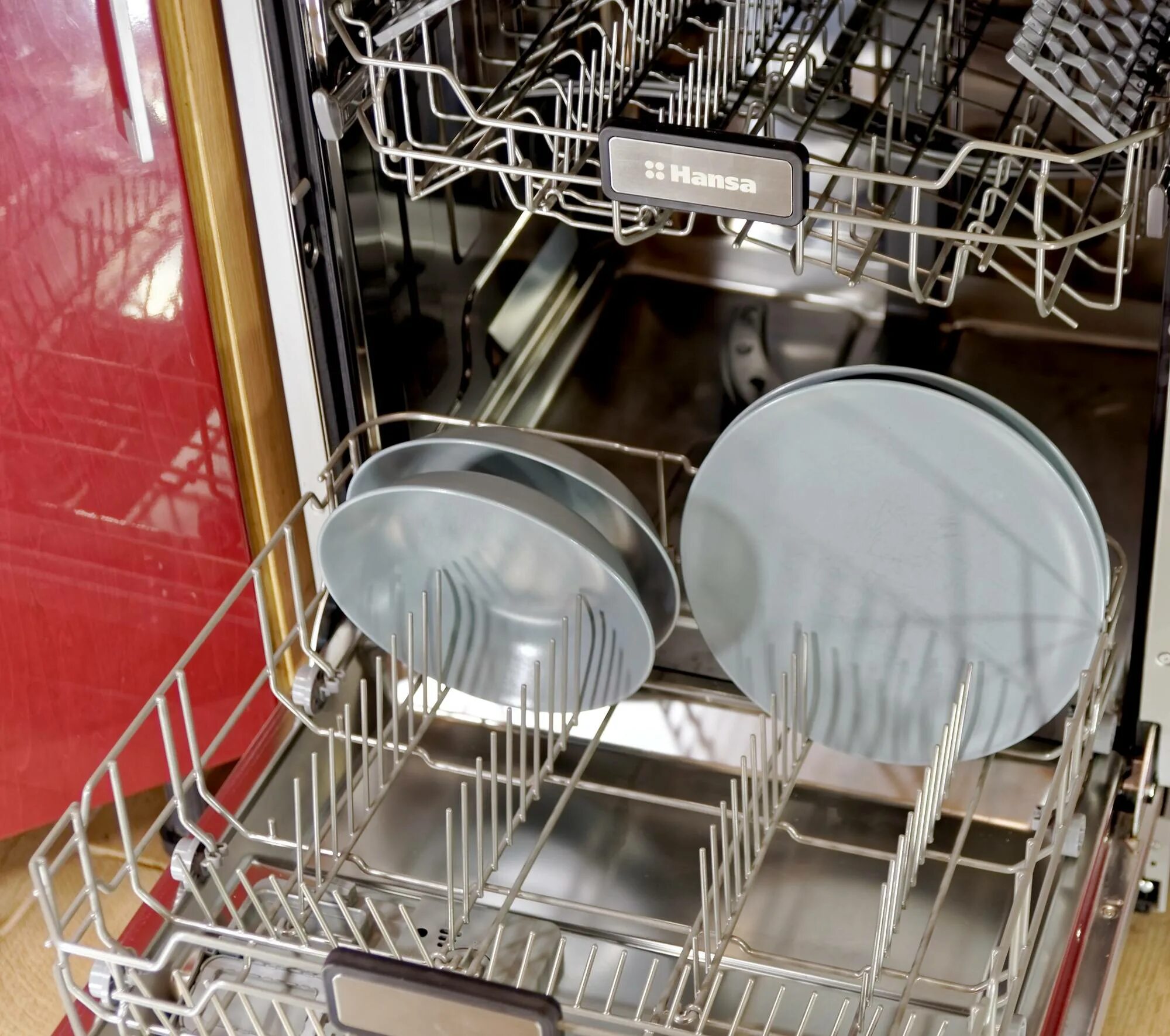 Посуда в посудомойке. Загрузка посуды в посудомоечную машину bosch. Посудомоечная машина regal 45fsa1e6. Загрузка посуды в посудомоечную машину. Нижняя корзина для посудомоечной машины midea.