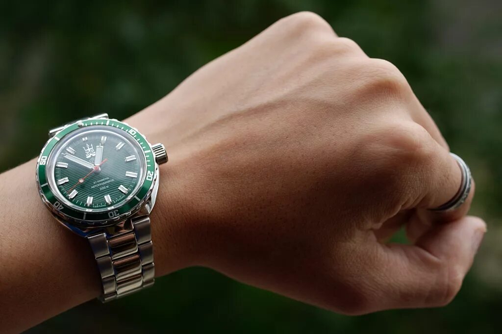 Swatch suup100. ролекс субмаринер 2022. эппл вотч se 40мм. тиссот с зеленым циферблатом. свотч ремешок два оборота.