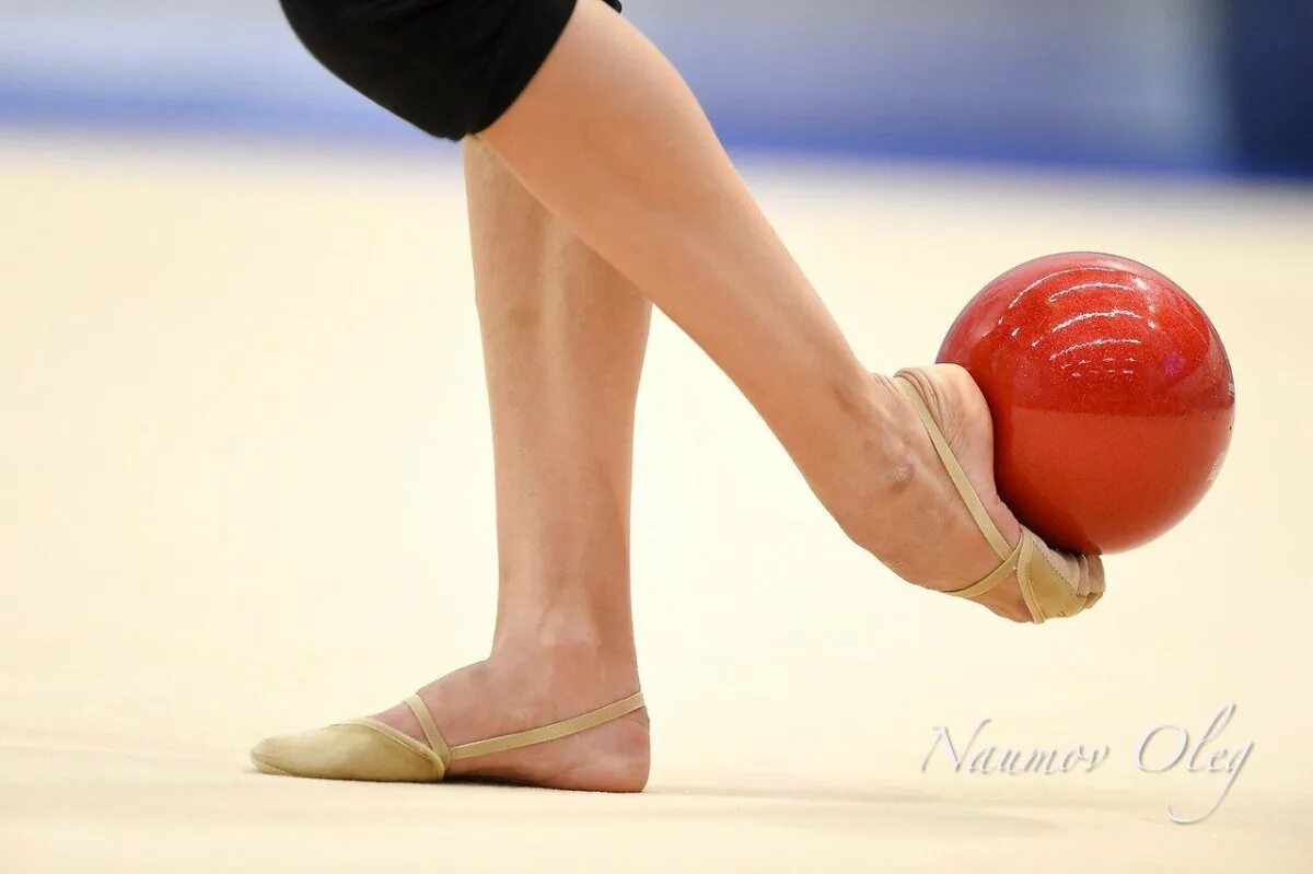 Подъемы художественная гимнастика. Физкультура для стоп. Растяжка стопы для балета. Гимнастические стопы. Ноги гимнасток художественной.