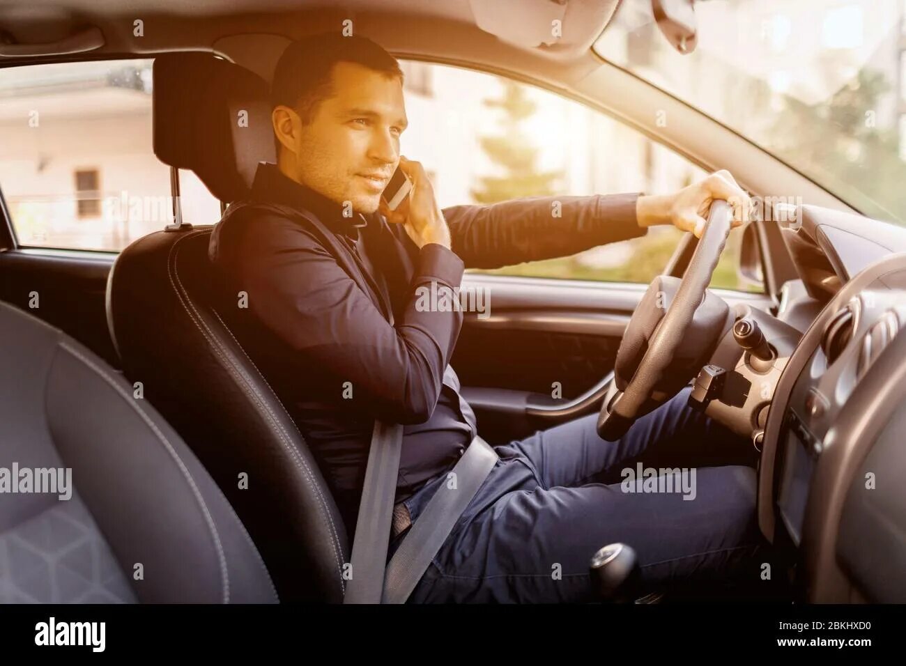 Мужчина сидит в машине. Бизнесмен в машине. Фото мужчин сидящих у машины. Красивый бизнесмен на машине. Мужчина машина клип