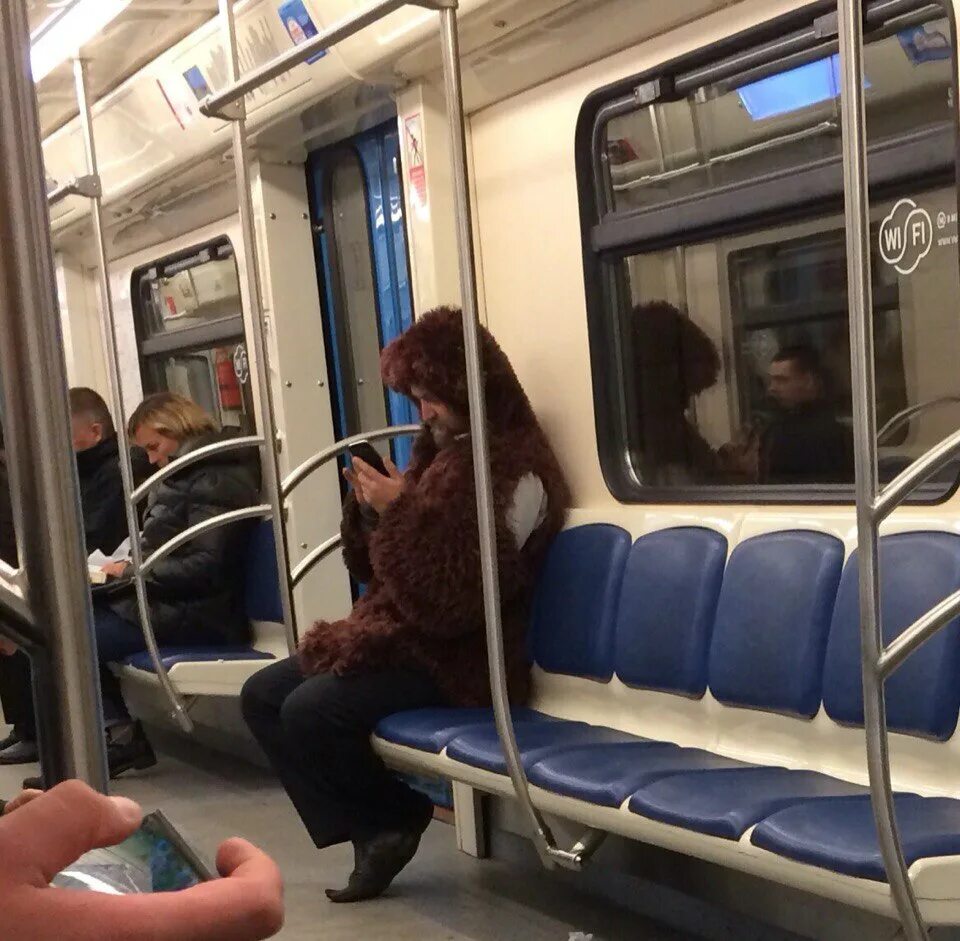 Вагон метро с людьми. Люди в вагоне метро. фотосессия в метро. метро вагон внутри с людьми. метро салон с людьми.