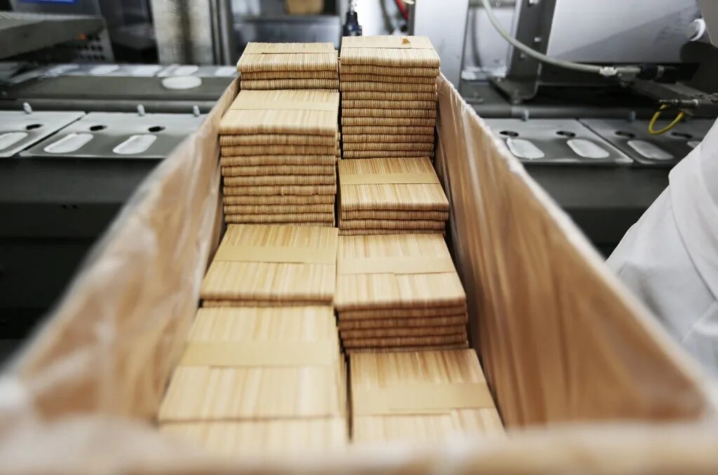 много палочек. завод китайских палочек. производство палочки. производство палочки. производство палочки.