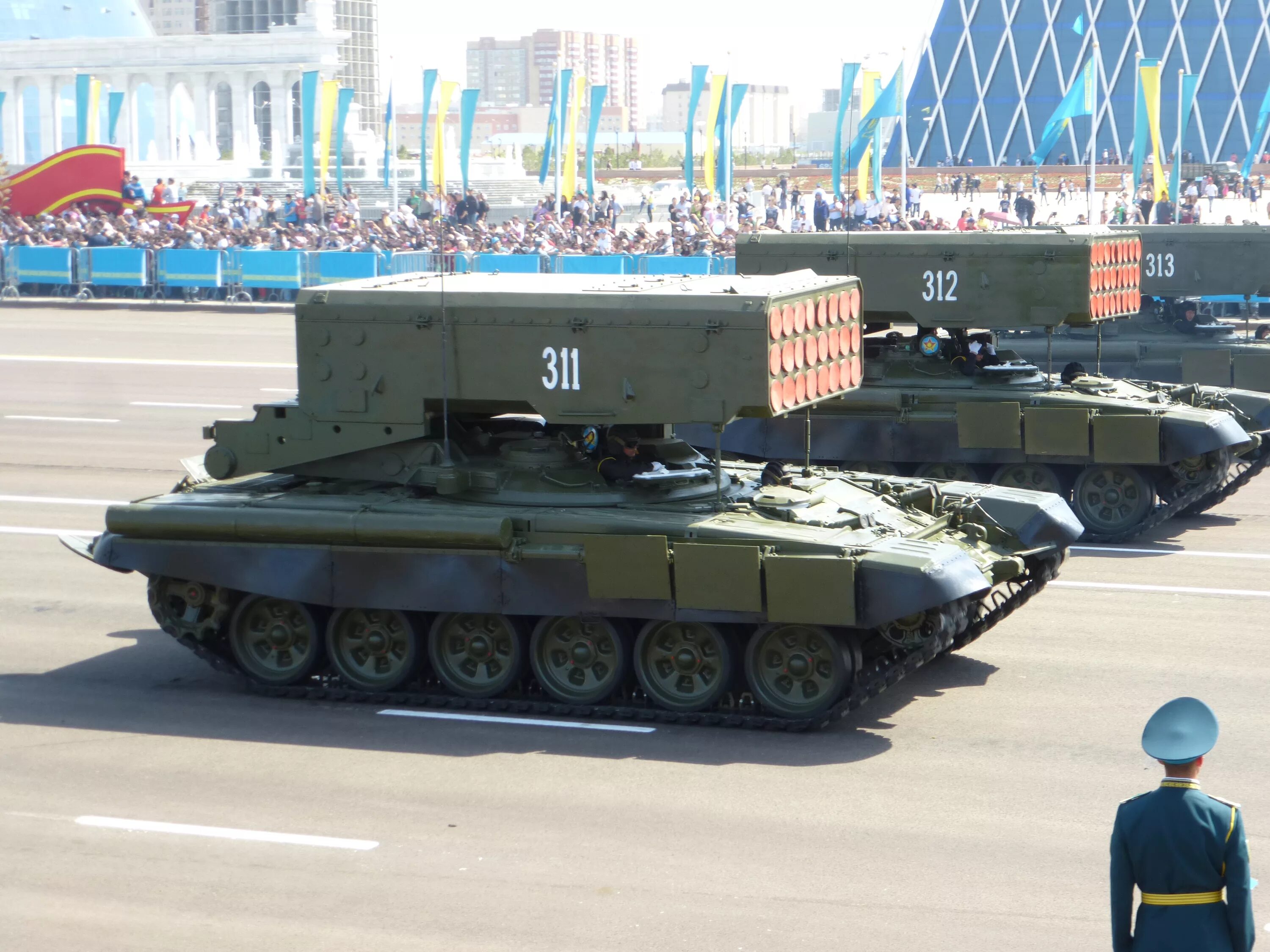 Тос вс. Тос 1 а солнцепек на параде. тос-1а. тос-1а солнцепёк парад победы. система солнцепек на параде.