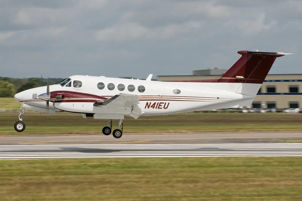 Аир б. King Air b200 gt. Beechcraft King Air b200gt. Hawker-Beechcraft King Air 200. Бичкрафт 250.