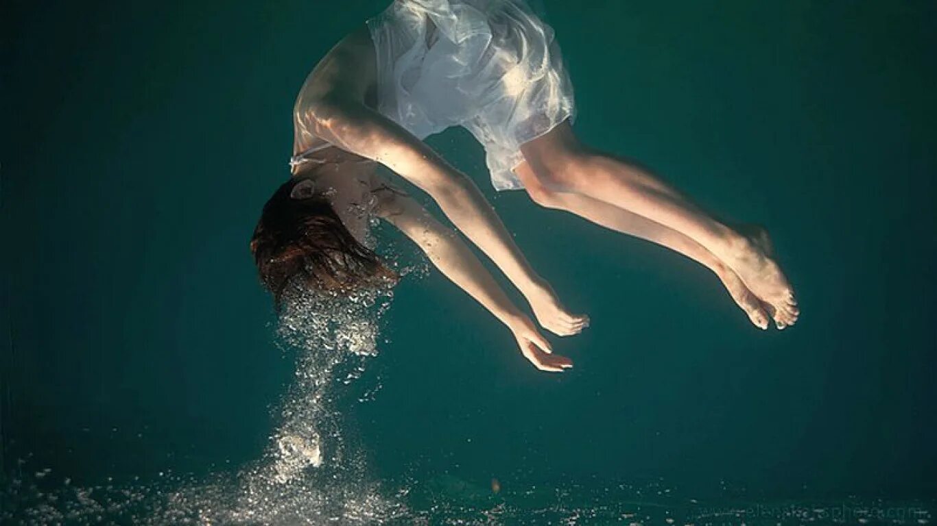 Девушка тонет. Человек под водой. Девушка тонет в воде. Человек тонет в воде. Смотрит коршун в море тонет