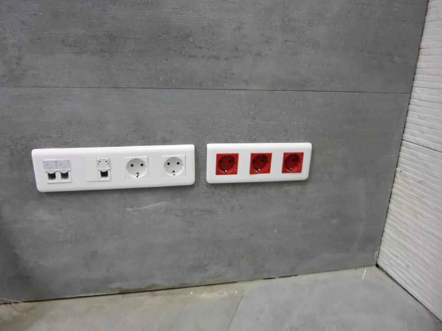 Планка под розетки. Накладной блок розеток rj45 220 &quot;legrand&quot;. кабель канал легран под розетки. кабель канал legrand + блок розеток + rj45 розетки. розетка rj45 legrand в кабель-канал.