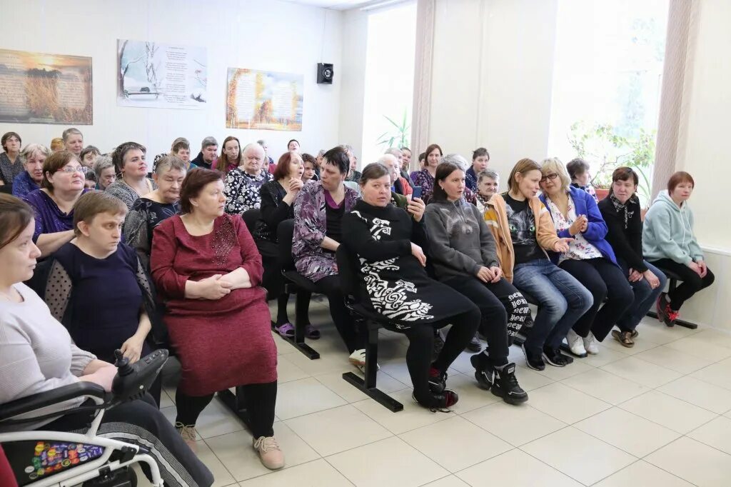 Дк буревестник. Островский психоневрологический интернат. Пенсионеры зрители в ДК Буревестник Молоково.