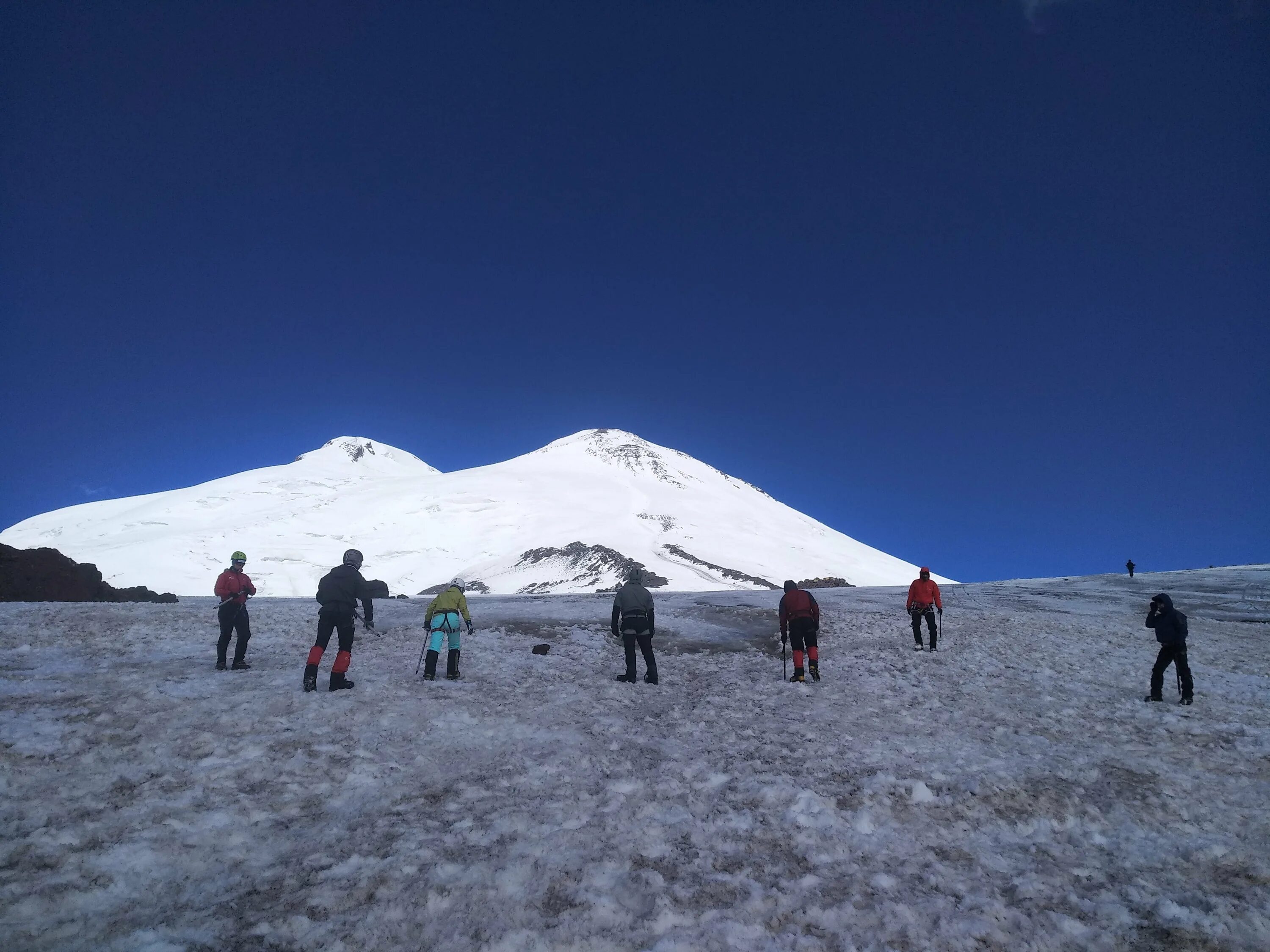 Гора эльбрус вид с чегета. Вершина эльбруса 5642. 5642 над уровнем моря. 5642 над уровнем моря. Северный кавказ горы эльбрус.