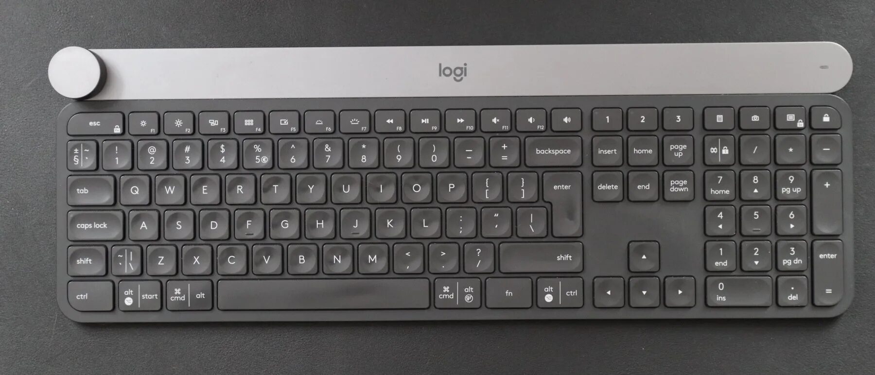 Клавиатура Logitech для Mac. Раскладка клавиатуры с нумпадом. Раскладка клавиатуры Лоджитек. Клавиатура компьютера с нумпадом. Раскладка клавиатуры фото крупным планом