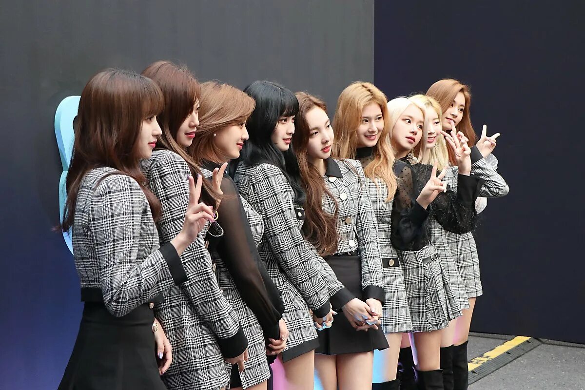 Lesson twice. Группа twice 2019. твайс 2015. группа twice тур. твайс 2019 цызьюй.