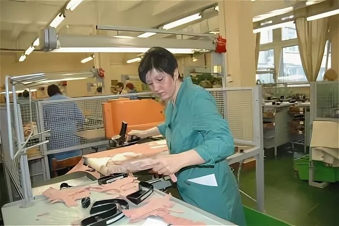 Обувная фабрика йошкар-ола. Обувная фабрика тула. Смоленская обувная фабрика, смоленск. Юничел оренбург завод. Отдел кадров обувной фабрики.