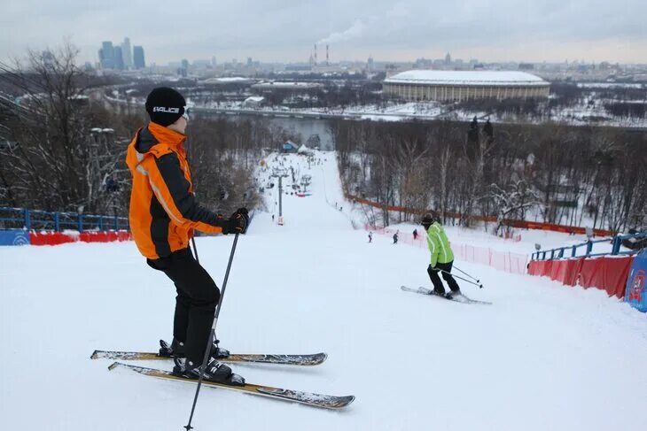 Лыжно биатлонная трасса в Лужниках. Воробьевы горы горнолыжный склон. Место для катания на лыжах. Катание на лыжах в Москве. Ski москва