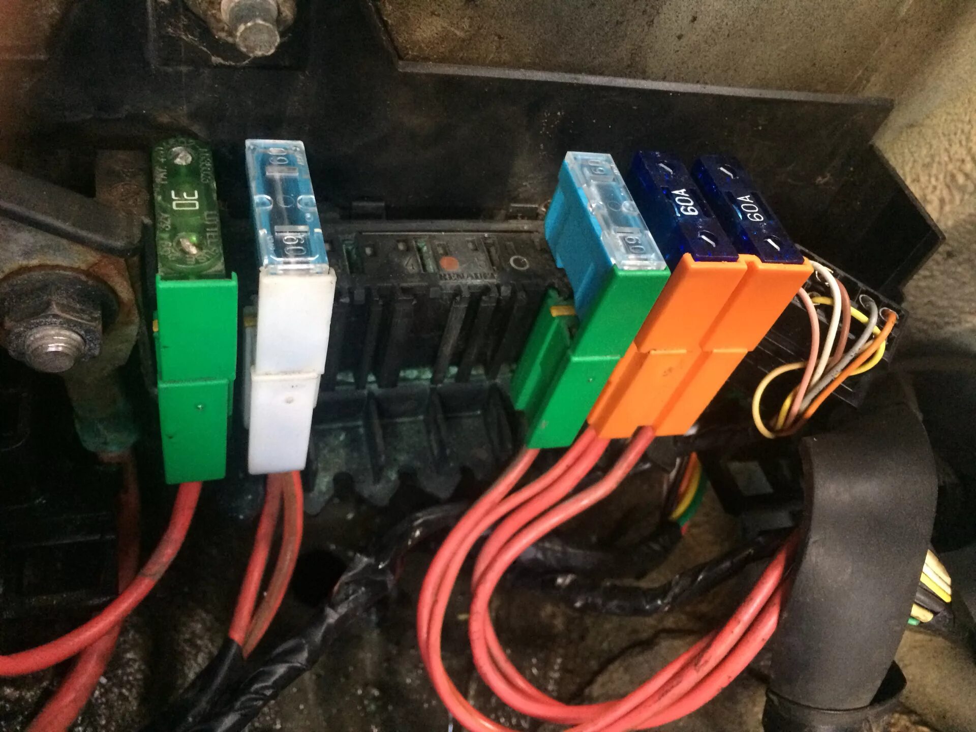 Предохранитель бензонасоса меган 1 классик. Рено сценик 2 блок реле. Блок предохранителей renault megane 1. Блок предохранителей renault logan 2 схема. Где находятся предохранители рено меган 1.