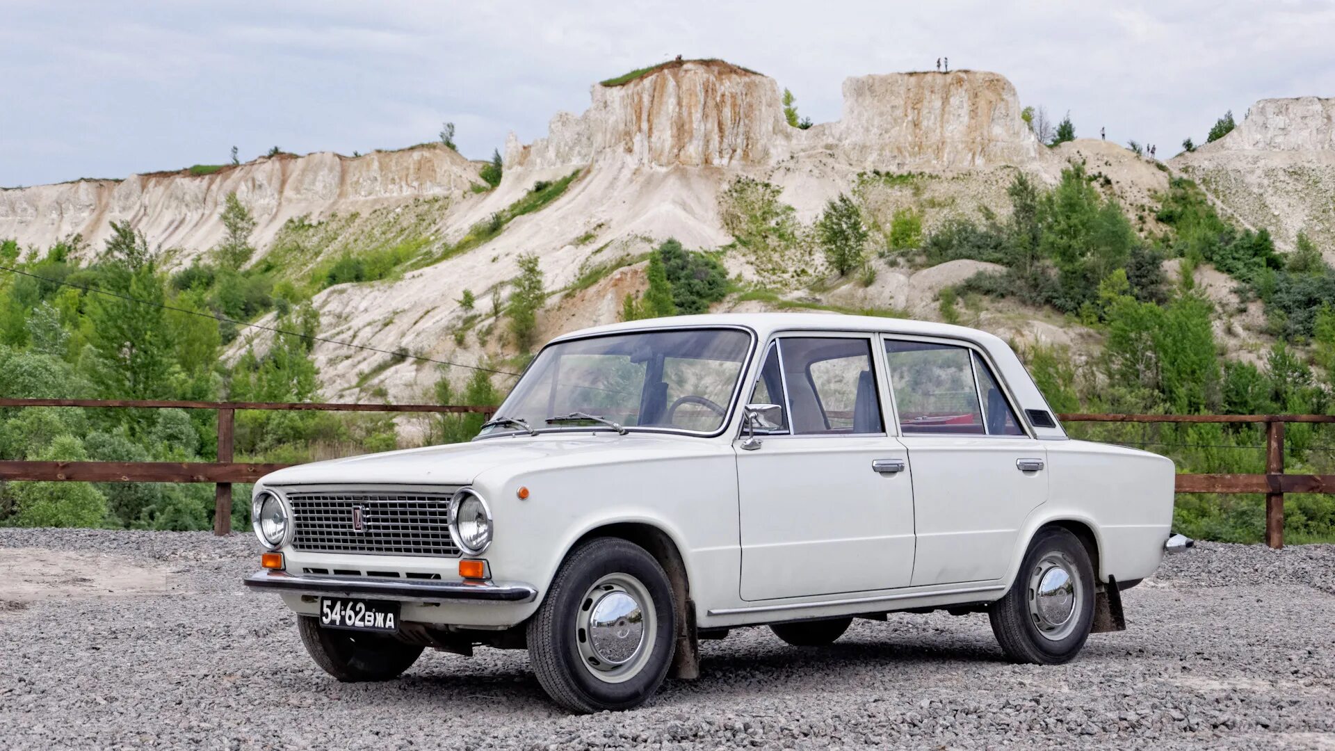 Родина жигулей. ВАЗ 21011. Жигули 21011. ВАЗ 21011 белый. Копейка ВАЗ 2101 белая.