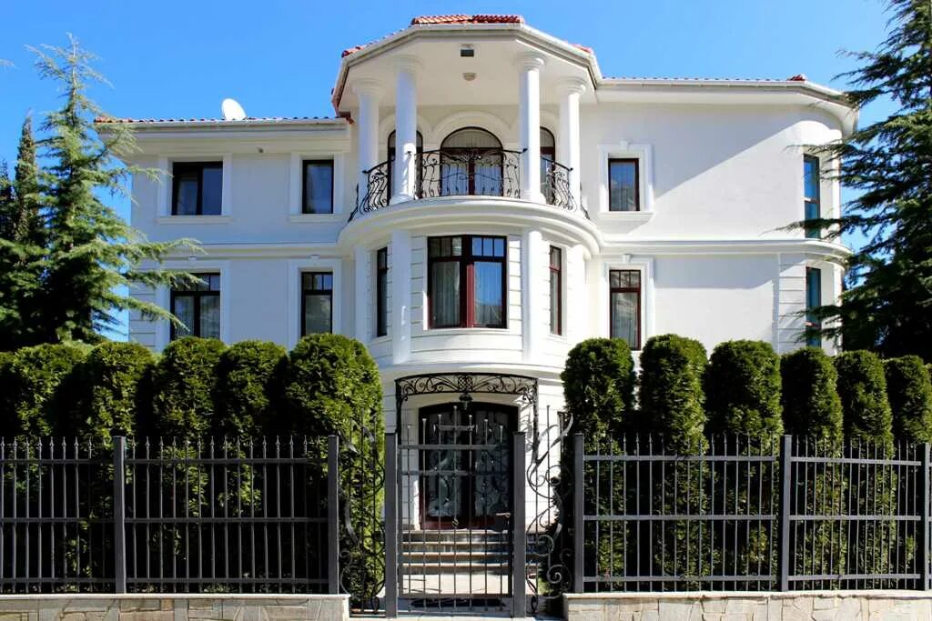 Домик у моря никита ялта. Коттедж в ялте. Морские камни ялта. Вилла в ялте на берегу моря. Ялта дом элит массандра.