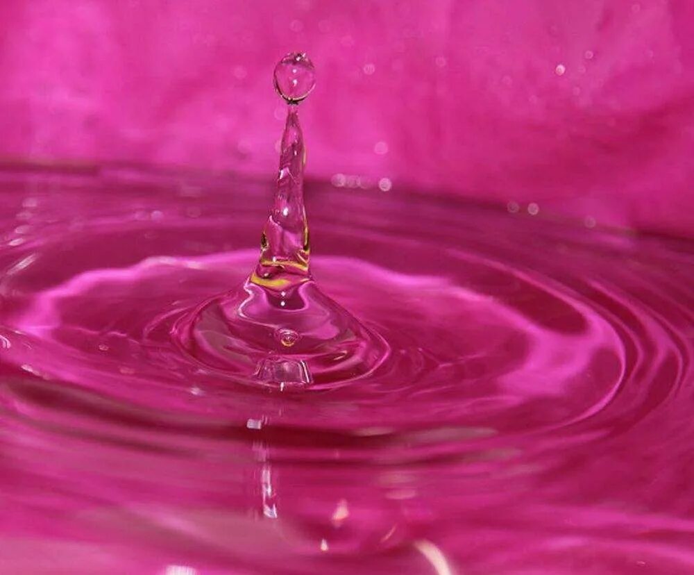 Розовая вода. Розовая жидкость. Вода розового цвета. Розовая вода Эстетика.