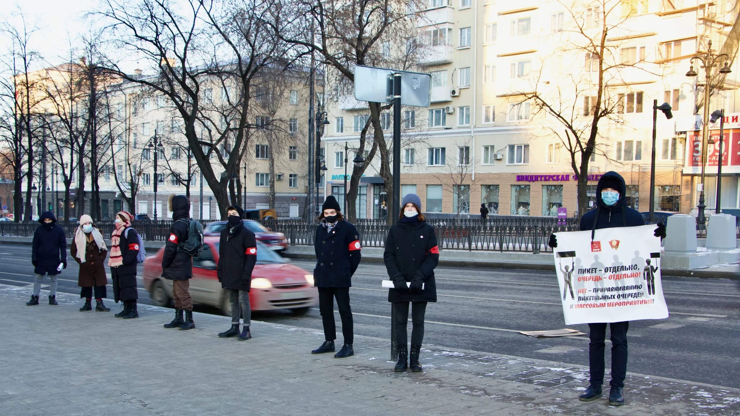 отдельный очередь. очередь за айфонами 2020. очередь в банкомат. очередь в магазин толпа. отдельный очередь.
