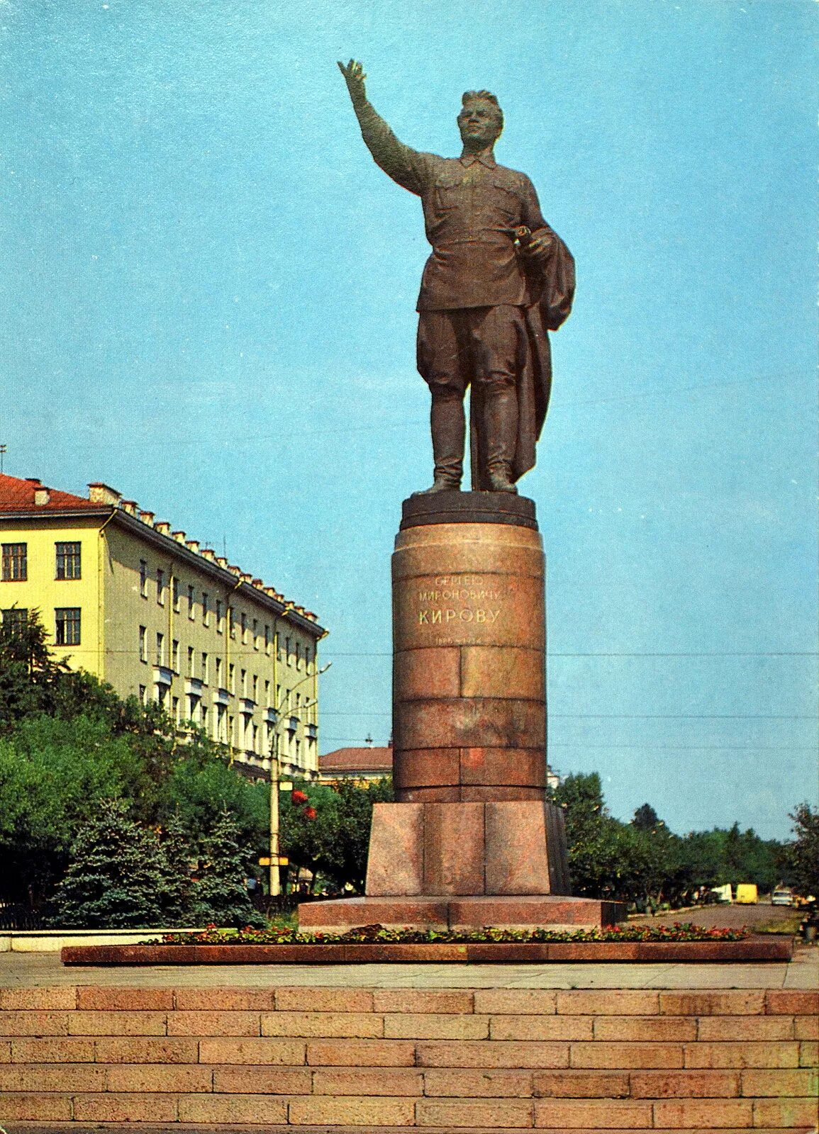 Памятники киров. Памятник с м Кирову (скульптор н. в. Томский). Памятник Кирову Киров памятник. Киров Октябрьский проспект с памятником Кирову. Памятник Кирову в Кирове у ЦУМА.