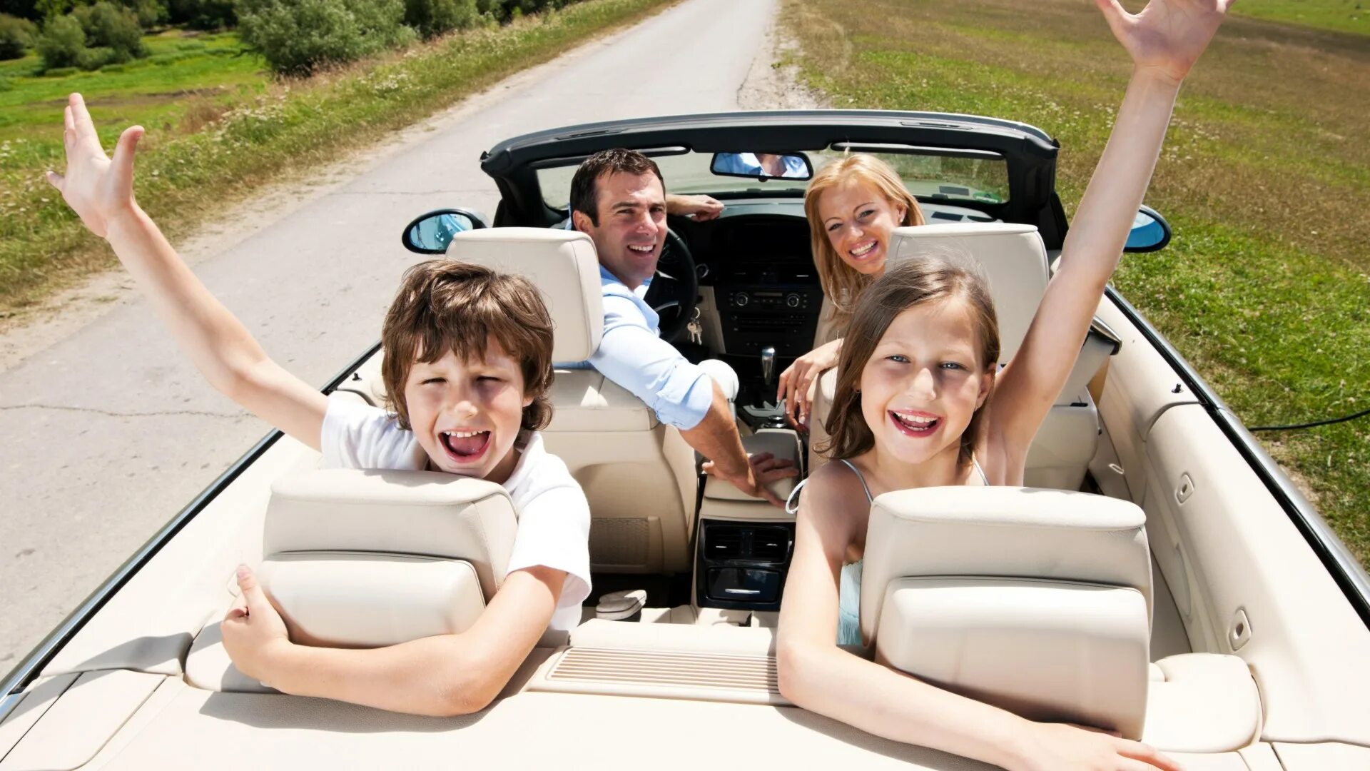 Семья путешествует на машине. Summer car. Авто у моря. Тревел автомобиль. Путешествие на автомобиле.