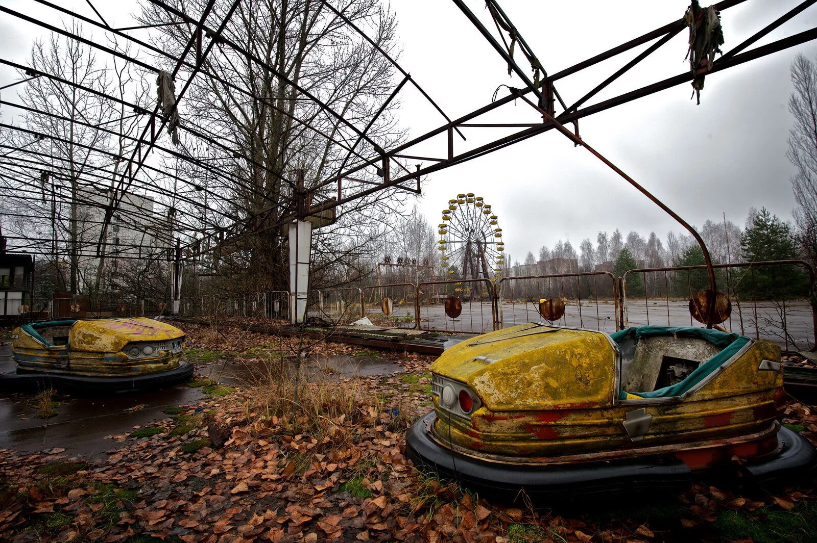 Pripyat chernobyl. Заброшенный парк аттракционов в Припяти. Зона отчуждения Чернобыльской АЭС. Чернобыль зона отчуждения Припять. Зона отчуждения город Припять.