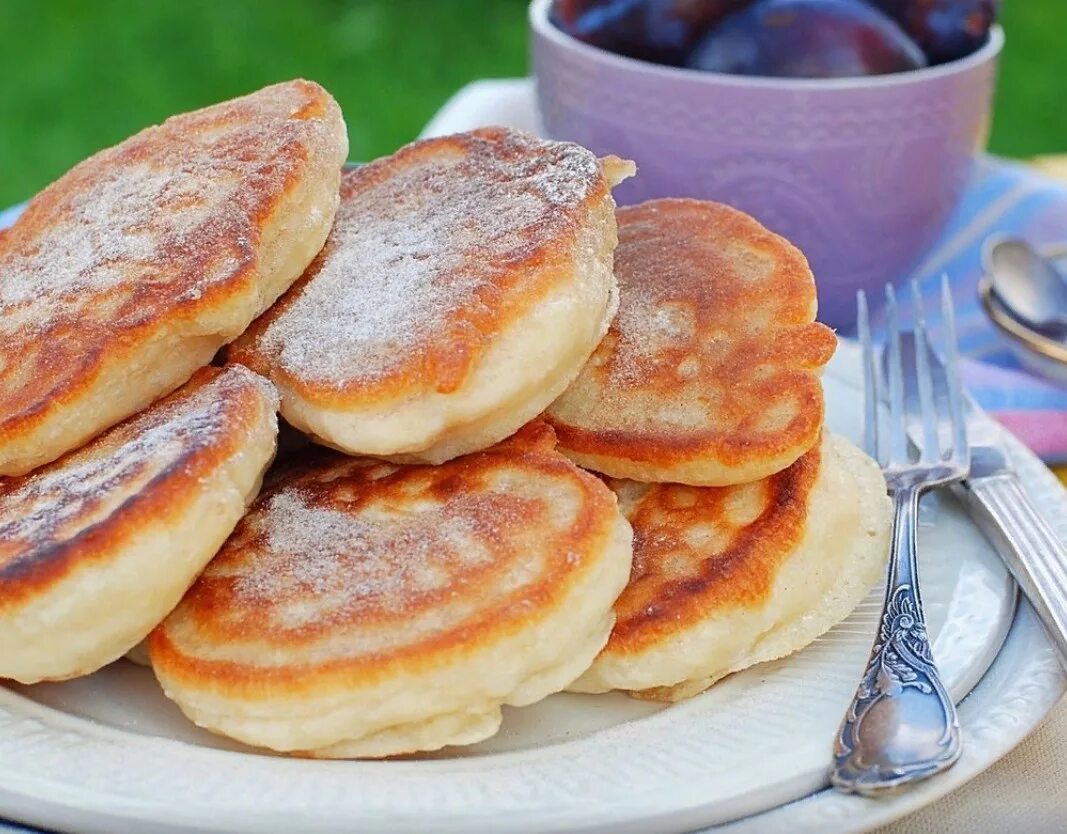 Оладьи быстро и вкусно. Оладьи на кефире пышные. Оладушки на молоке пышные на дрожжах. Оладьи на кефире с манкой пышные. Оладьи дрожжевые пышные.