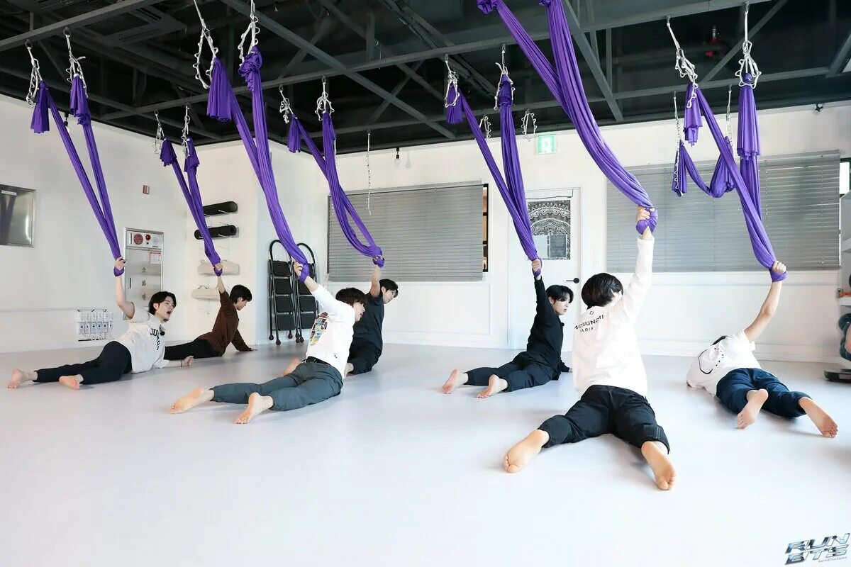 BTS Fly Yoga. РАН БТС 2022. РАН БТС воздушная йога. Чимин на аэройога с BTS. Бтс ран 1 эпизод