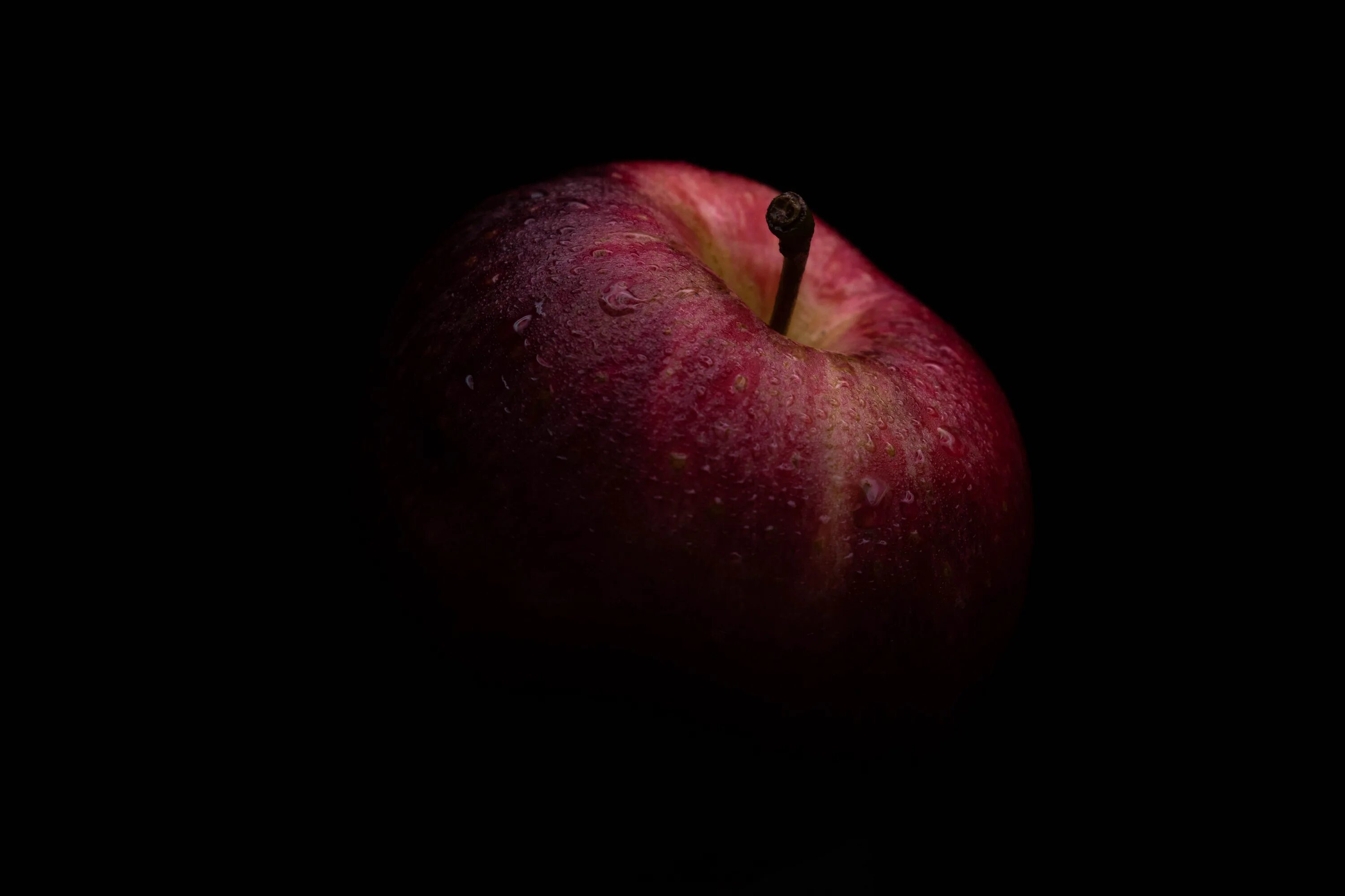 Фрукты на черном фоне. Яблоко на темном фоне. Текстура яблока. Красное яблоко на черном фоне.