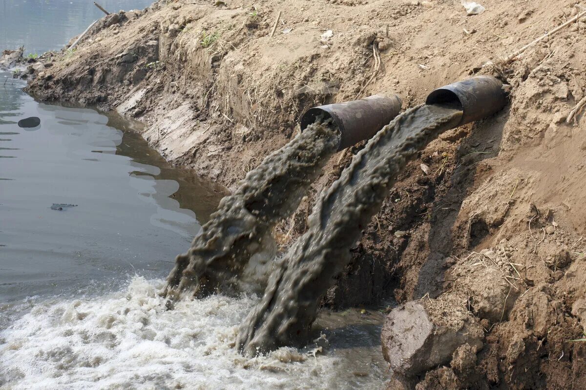 Отходы сливаемые в реки. Загрязнение воды. Сточные воды. Производственные сточные воды. Промышленное загрязнение воды.