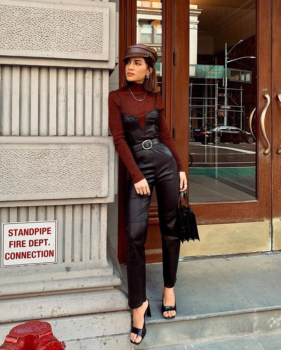 Мужчина в кожаных штанах. Одел кожаные одежды. Кожаный стиль. Одел кожаные одежды. Стильные образы из кожи.