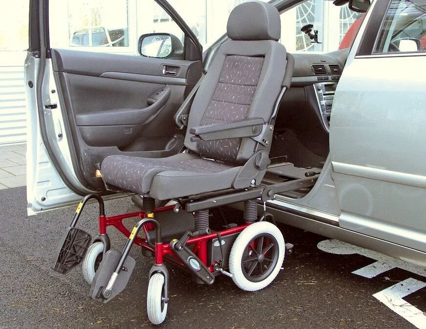 Где купить машину инвалиду. Выдвижное сиденье автомобиля для инвалидов. Сиденье для инвалидов в машину. Выдвижное кресло в автомобиль для инвалидов. Подъемник для инвалидов в автомобиль.