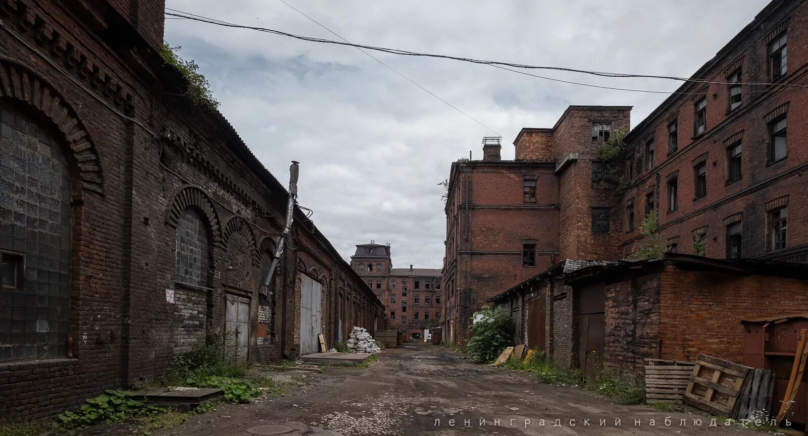 Места в москве с жуткими историями. Жуткие места Петербурга. Самые ужасные места Питера. Заброшенные районы Петербург. Жуткие заброшенные места в Питере.