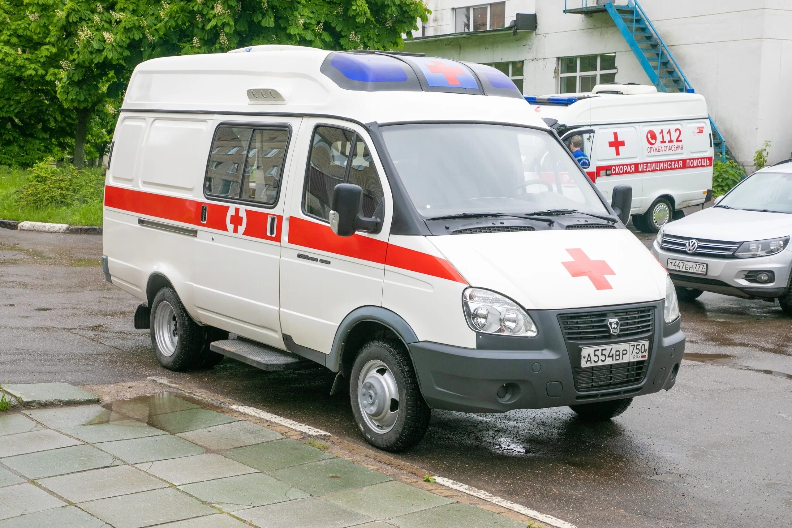 новые машины скорой помощи. две машины скорой помощи. две машины скорой помощи. мигалка скорой помощи. скорая помощь едет.