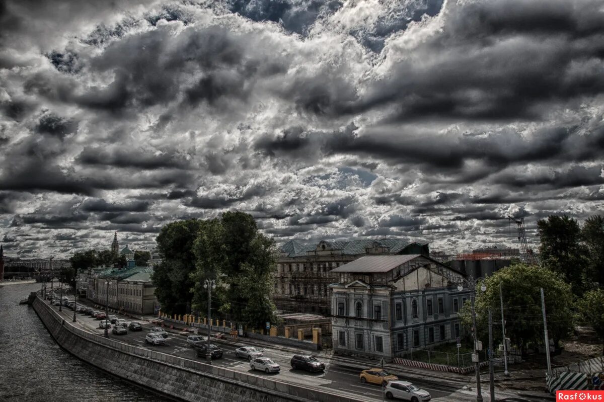 Ветер г москва. Пасмурный город. Пасмурный пейзаж. Пасмурное небо в городе. Пасмурный день.