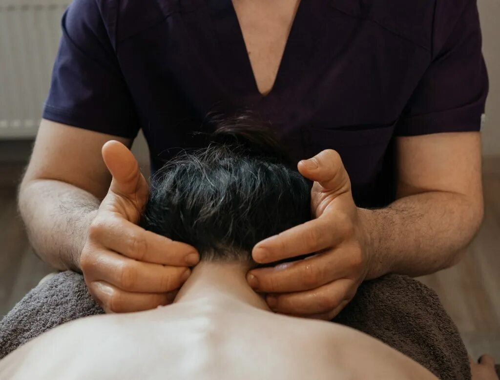 невралгия шея голова. больная шея. невралгия затылочного нерва. невралгич затылочногонерва. массаж затылка головы.