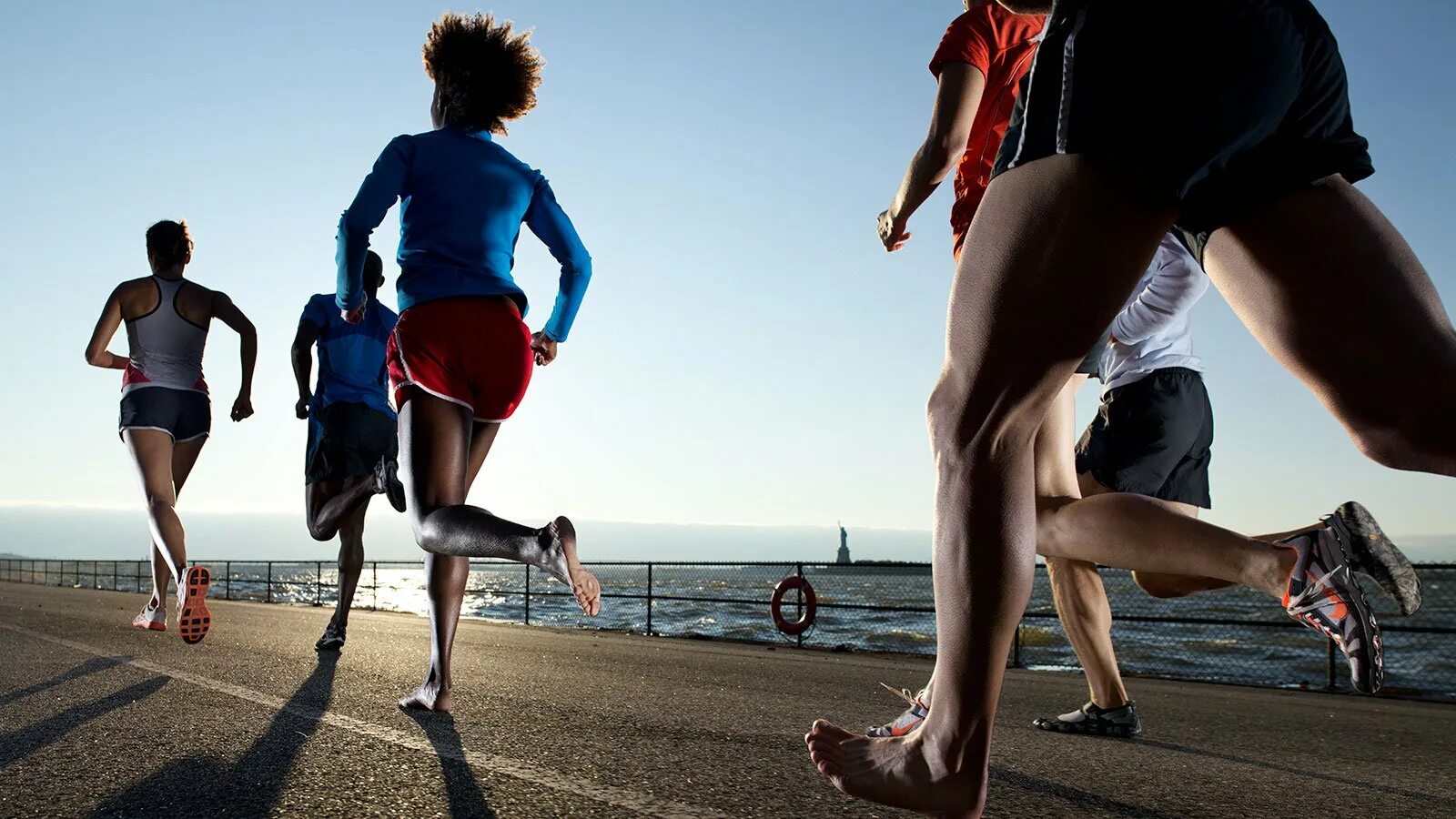 Вековая беготня. Спорт фитнес. Человек бежит по улице. Бегущий человек. Парень и девушка на пробежке.