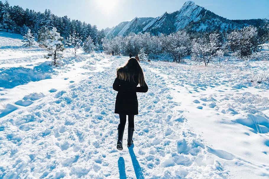 Walking snow rum перевод. Снежная тропа в горах. Чкловкк в горах снега идет. Девушка идёт по снежной Поляне. Японка идет по снегу.