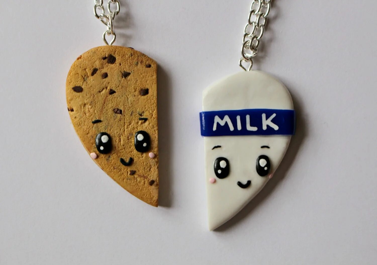 группа людей. подросток с мобильником. лучшие подруги. телефоны лучших друзей. чехлы для подруг.