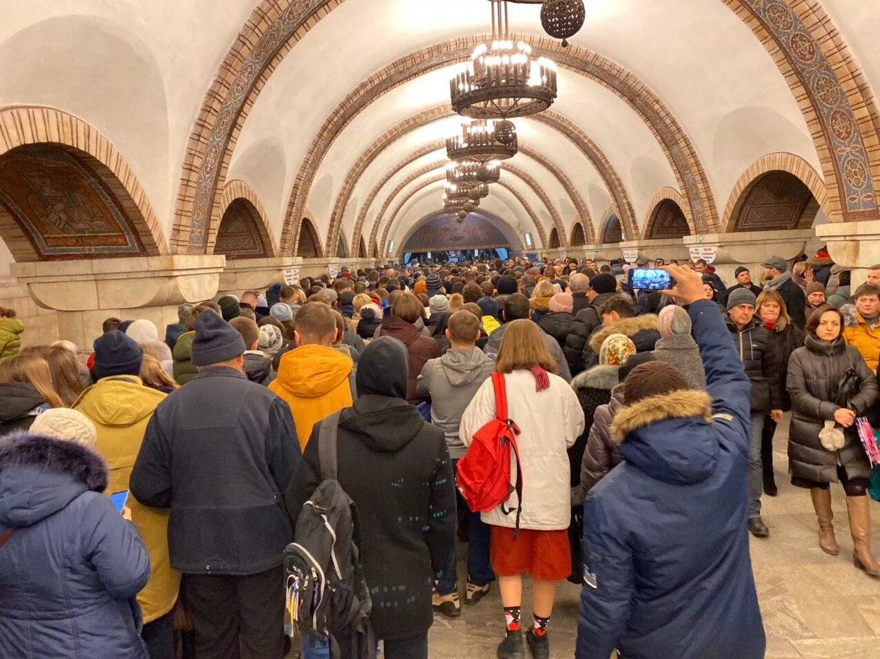Что происходит в киеве с метро. Давка в киевском метро. давка в метро киева. киевское метро. люди на платформе метро.