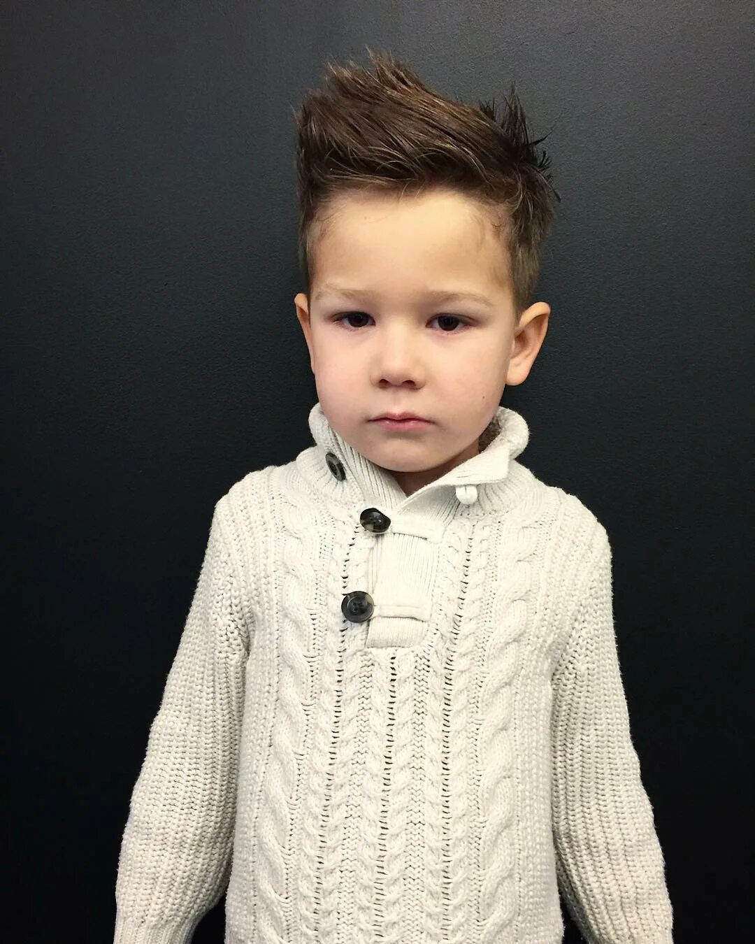 Мощныестрижки для мальчиков. Austin sopo. Стильная стрижка для мальчика 3 лет. Причёски для мальчиков бобрик 2021. Стрижки для мальчиков.