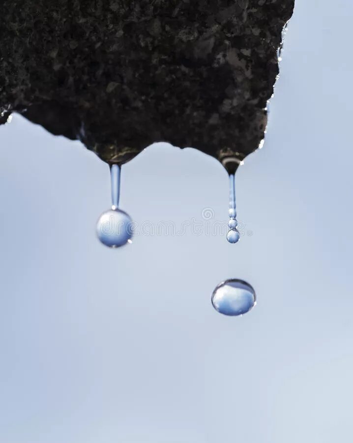 Капли дождя падают на землю. Капли воды падает в воду. Падающие капли дождя. Падение капли воды. Падающая капля.