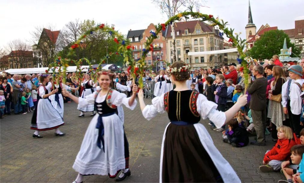 Германия 1 мая вальпургиева ночь. Вальпургиева ночь в Швеции. Вальпургиева ночь фестиваль. Вальпургиева ночь шабаш ведьм Германия.