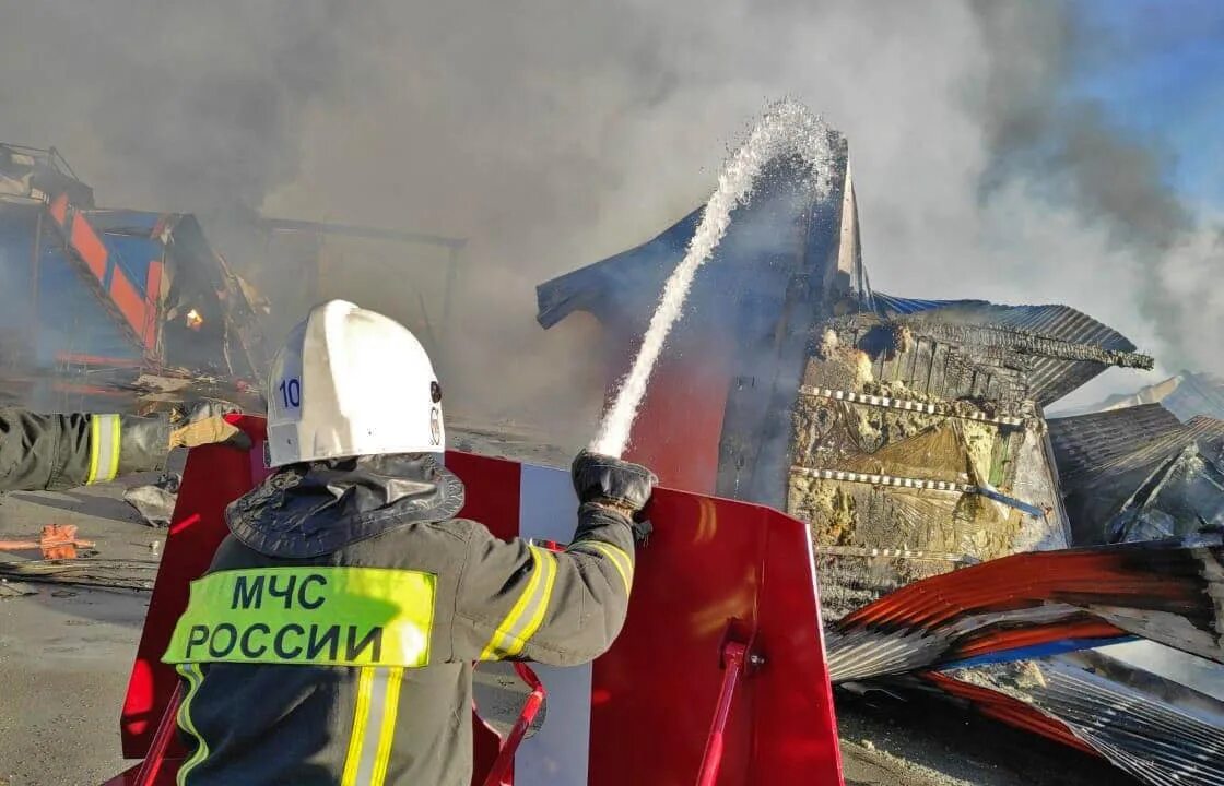 Пожар на наставников. Взрыв в Новосибирске 14 июня 2021. Пожар на АЗС. Тушение пожаров на АЗС.