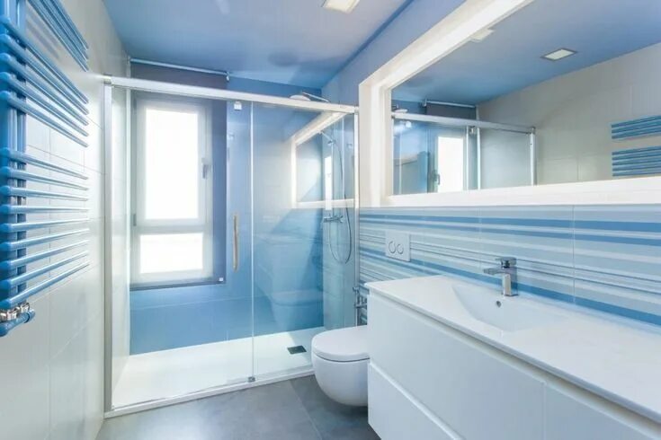 Голубая ванна фото baño azul Grab bars in bathroom, Lighted bathroom mirror, Bathroom mirror