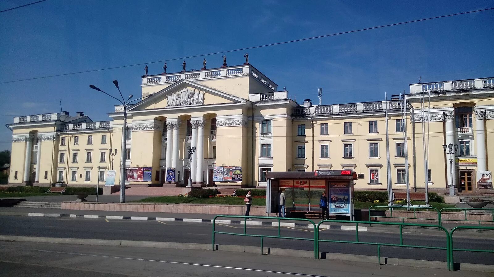 Дворец Алюминщиков Новокузнецк. ДК алюмонщик Новокузнецк. Дом культуры Алюминщик Новокузнецке. Дворец Алюминщиков Новокузнецк парк.