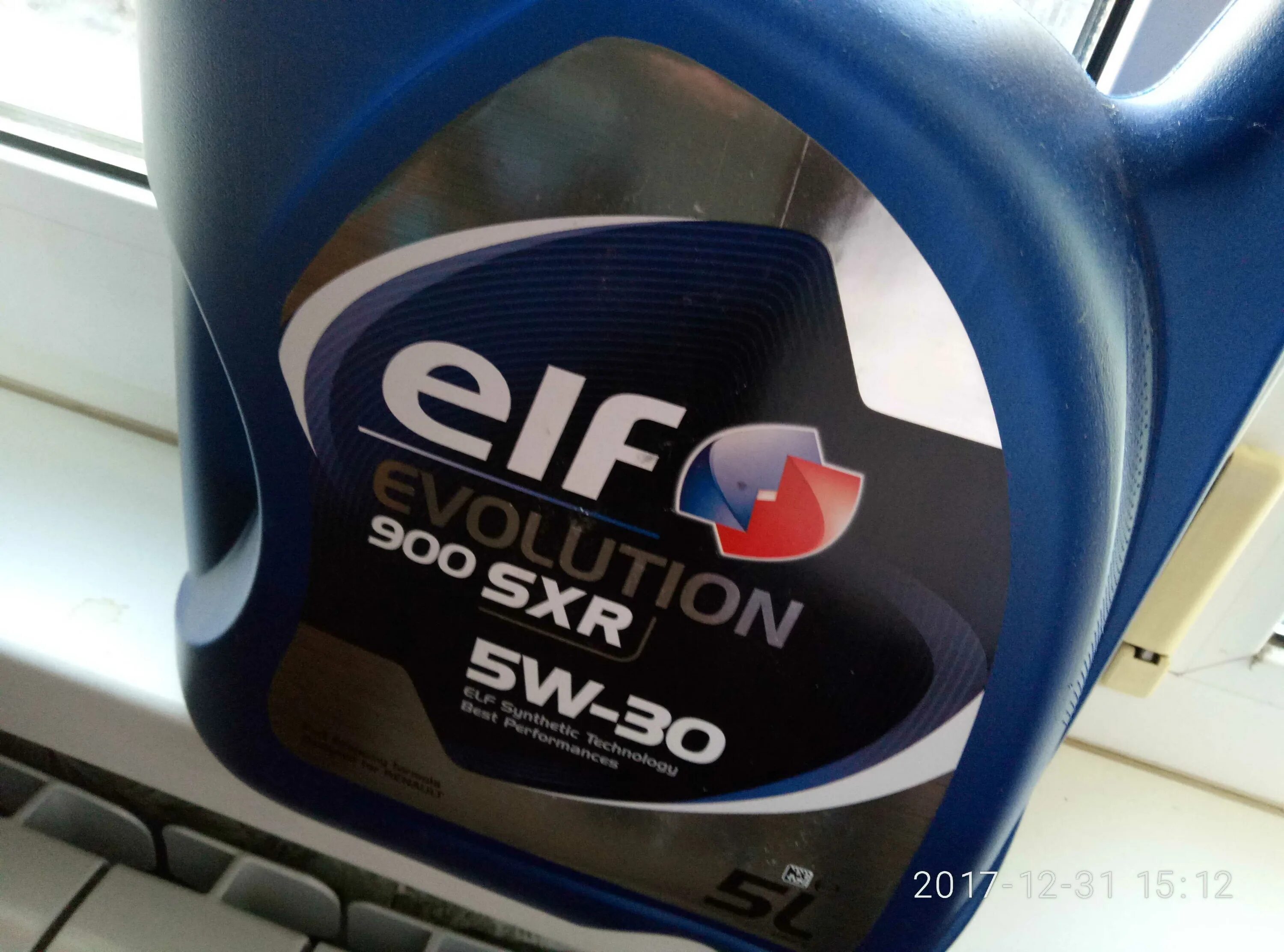 Канистра масло Elf 5w30. Срок годности моторного масла Эльф 5w30 синтетика. Масло моторное Elf 10w30. Масло моторное 5w30 синяя канистра. Срок хранения масла в канистре