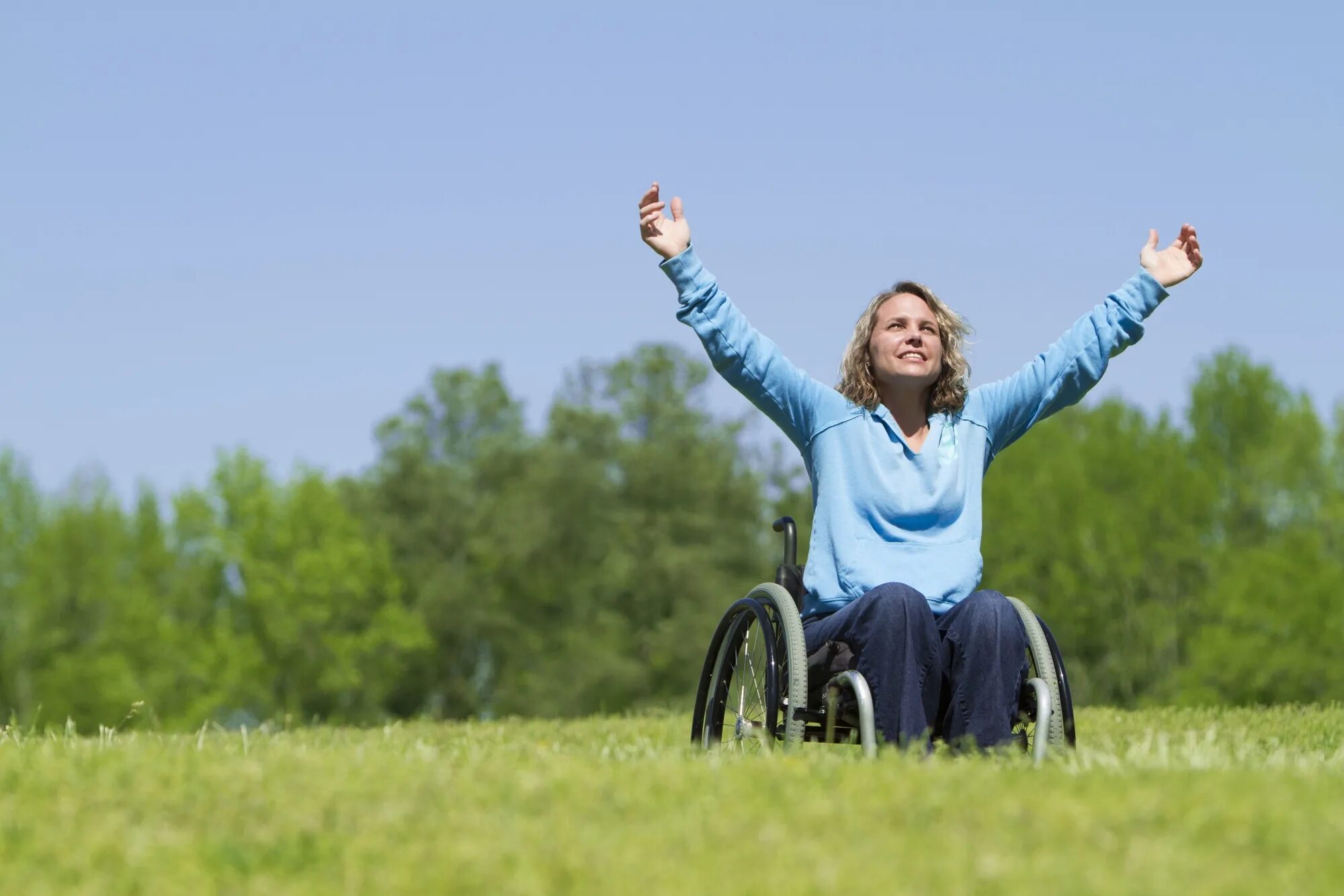 Счастливые инвалиды. Счастливый человек на коляске. Довольный инвалид. Инвалиды радуются жизни.