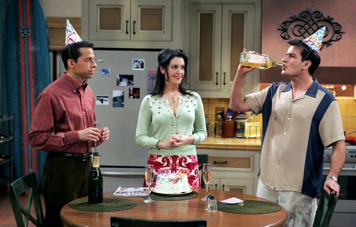 Эштон катчер 2 с половиной человека. 20 5 человека. Два с половиной человека майли сайрус. Чарли шин сериал два с половиной человека. Джон крайер 2 с половиной.