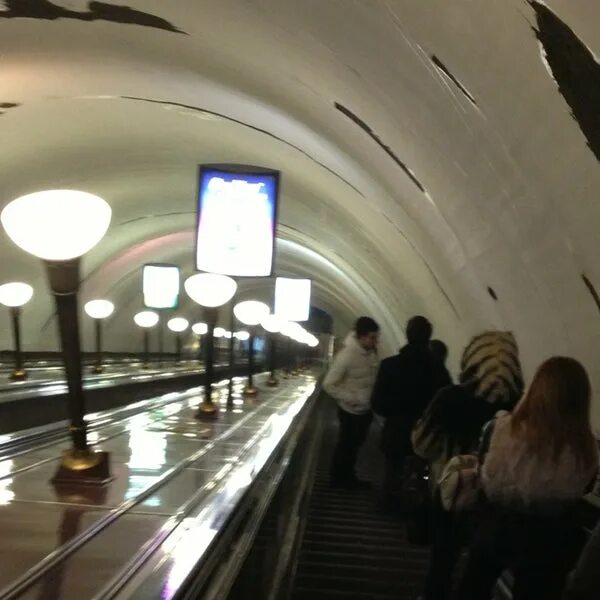 Станция метро чернышевская санкт-петербург. Метро спб чернышевская сейчас. Станция метро чернышевская. Вестибюль станции чернышевская. Питер метро чернышевская.