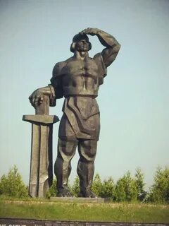 Памятник мужчина с мечом