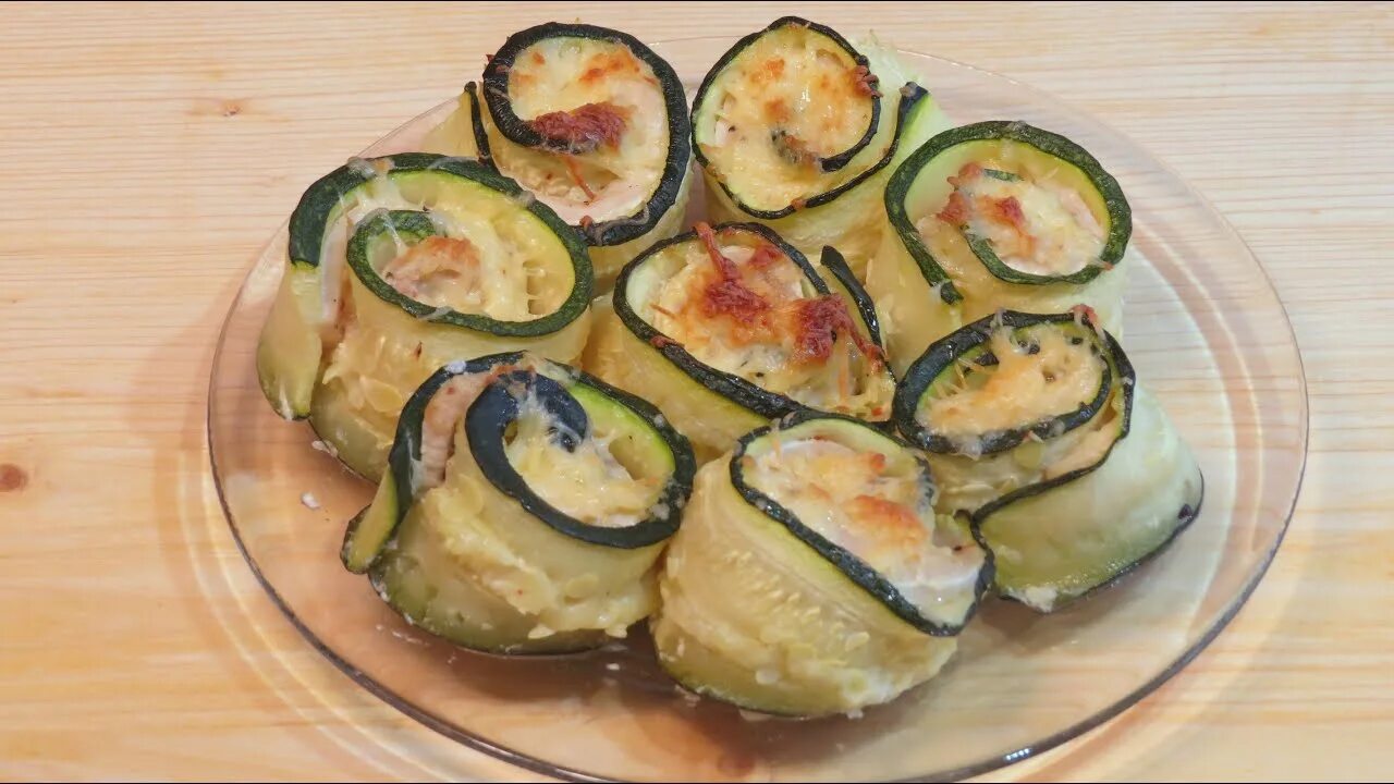 Роллы из кабачка. Тёщин язык из кабачков рулетики. Роллы из кабачков. Рулетики из цукини с грибами. Рулетики фаршированные из кабачков.